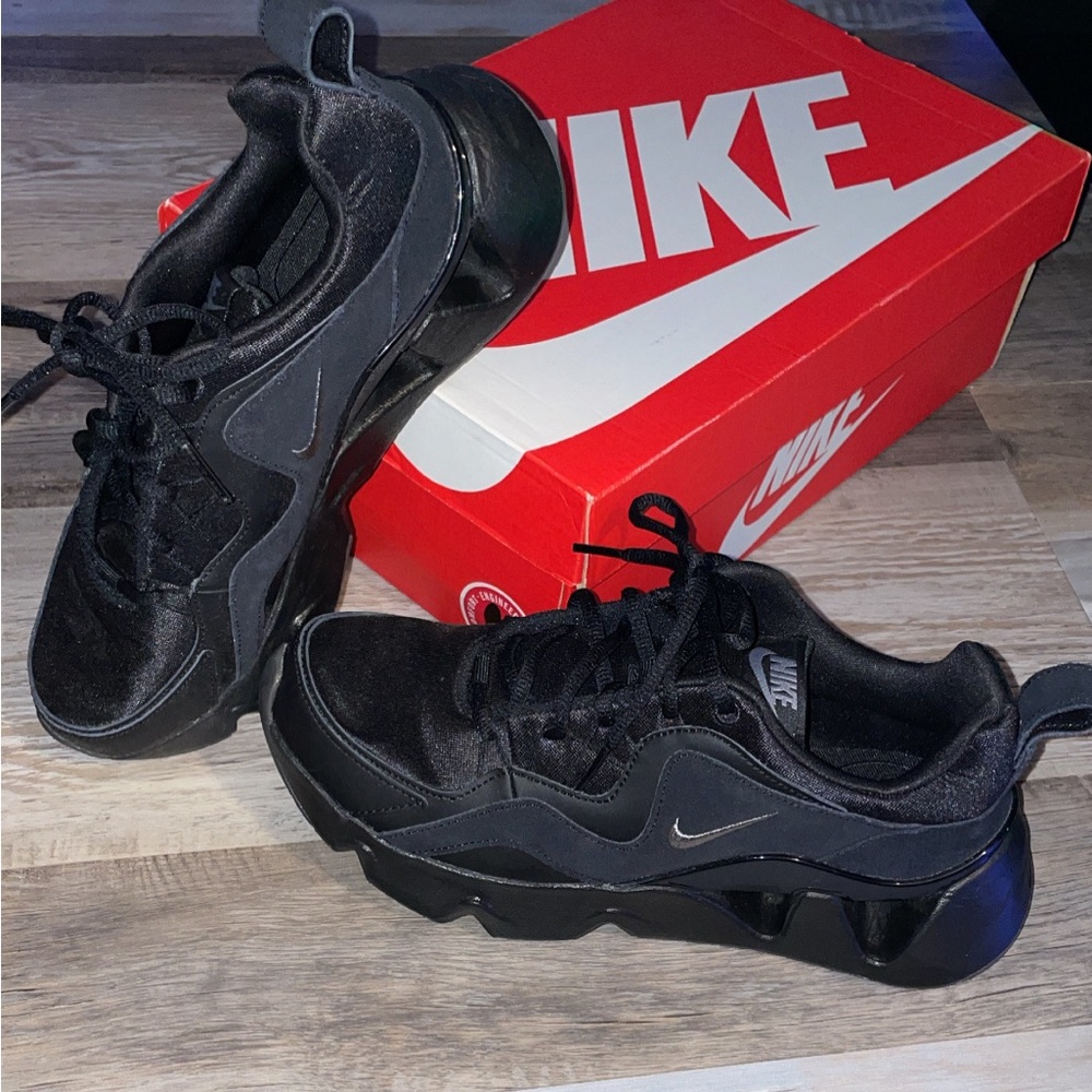 Women’s Nike shoes. Size 8.5. Only worn a few times. In great condition!